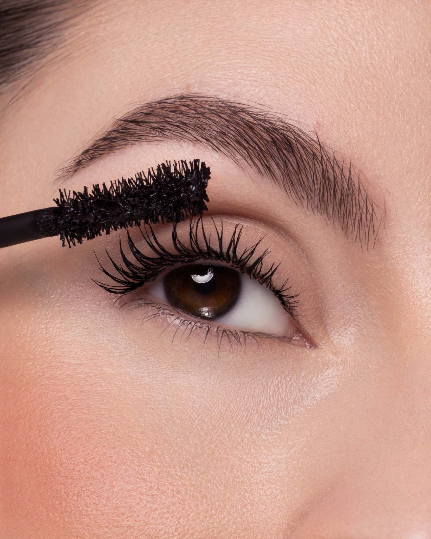 astra-make-up-instavolume-mascara-ultra-volumizzante-nero image 2