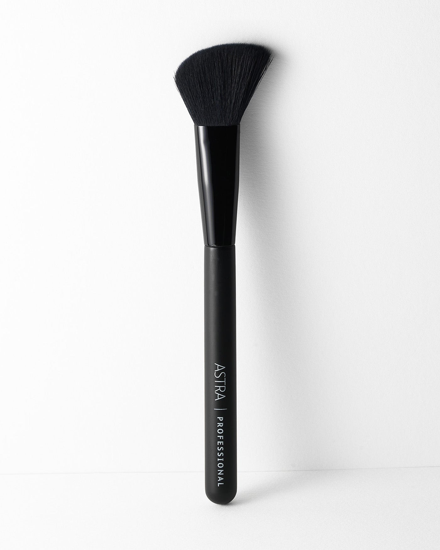 astra-make-up-blush-brush-pennello-viso-obliquo-per-polveri image 1