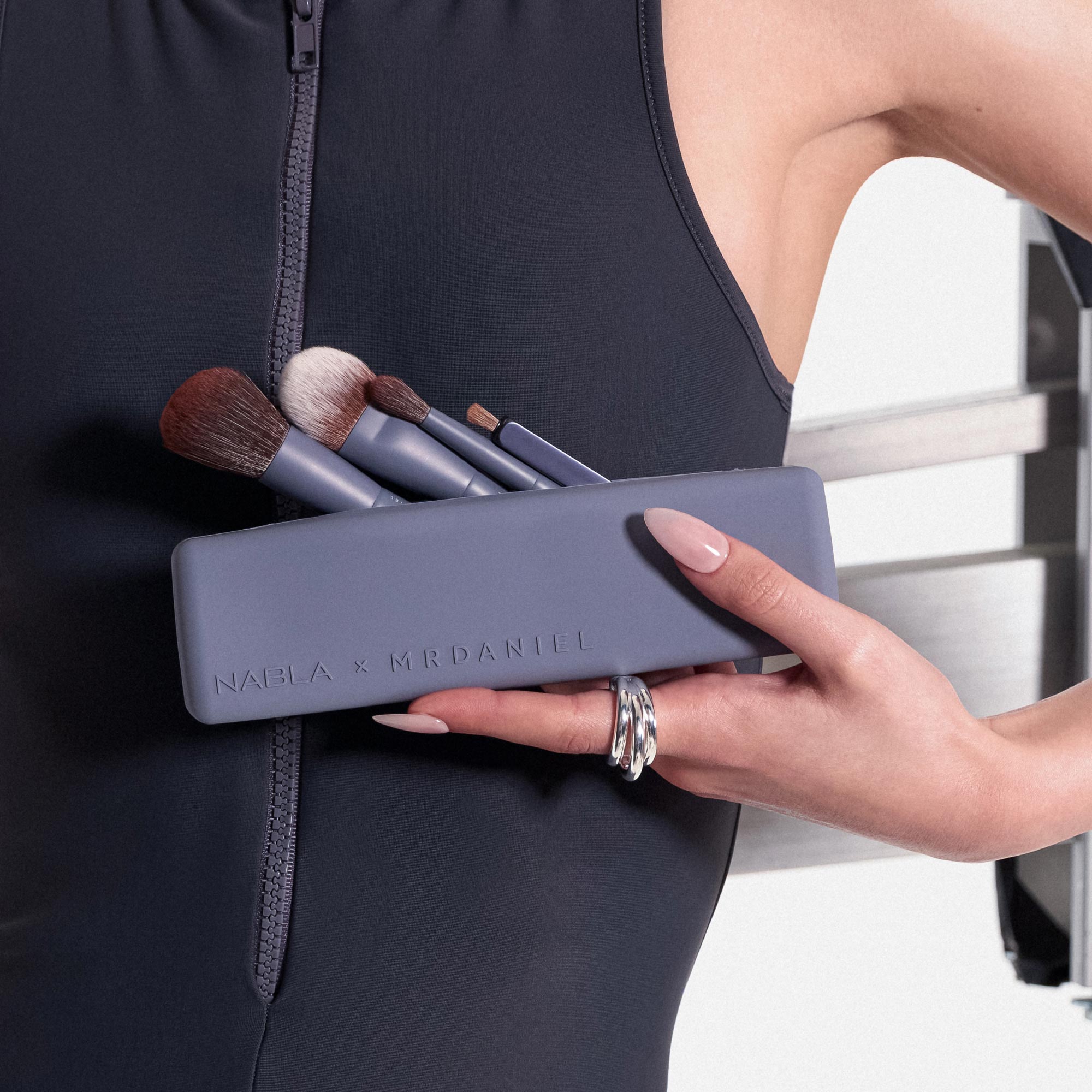 nabla-cosmetics-x-mrdaniel-brush-clutch-set-pennelli-compatto image 5