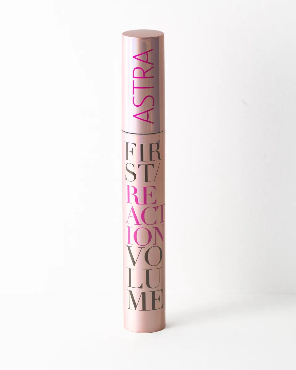 astra-make-up-first-reaction-volume-mascara-mascara-volumizzante-nero-lunga-dura image 1