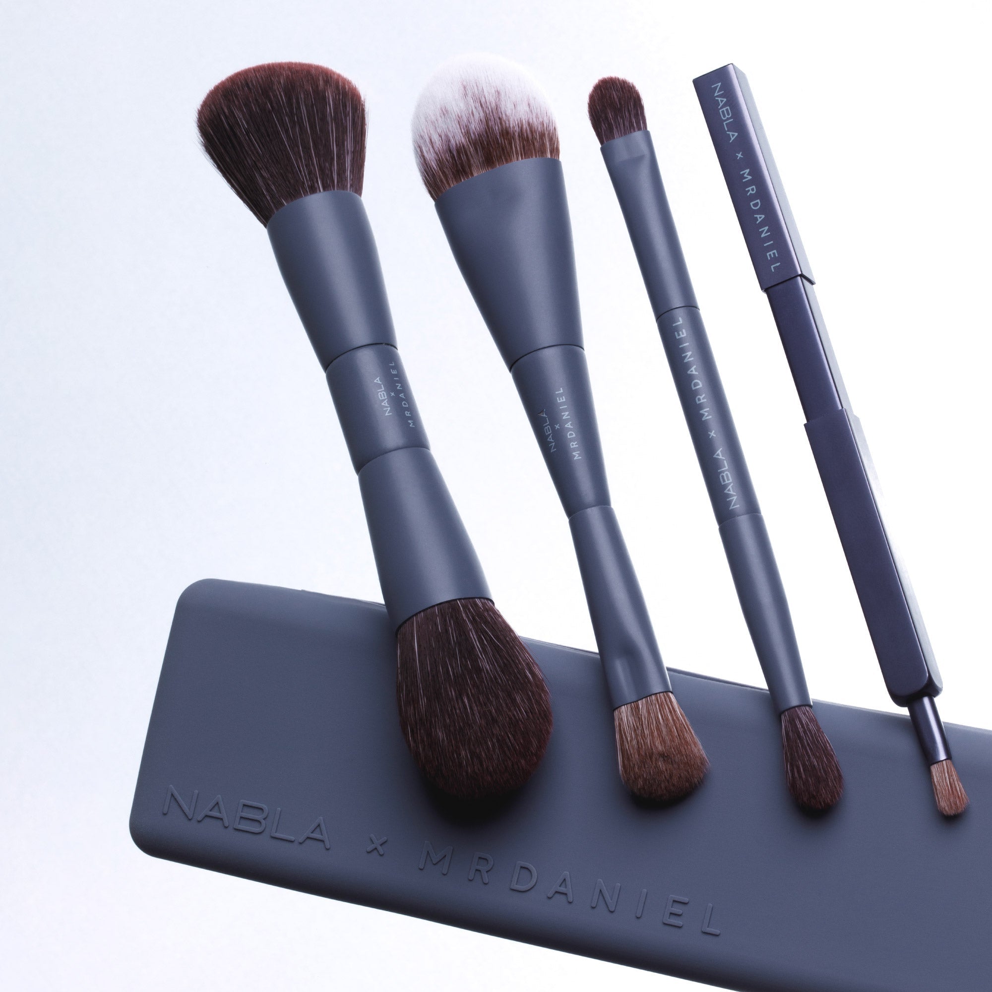 nabla-cosmetics-x-mrdaniel-brush-clutch-set-pennelli-compatto image 2