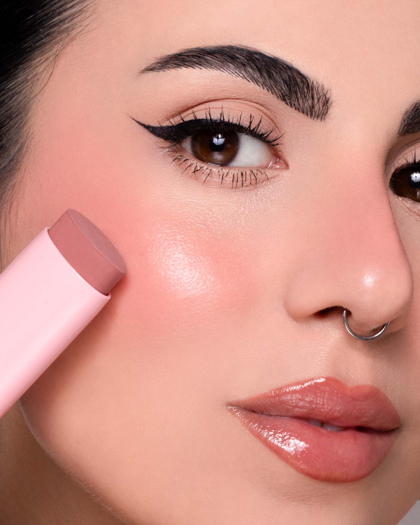 astra-make-up-identistick-blush-stick-blush-stick-cremoso-cream-to-powder image 8