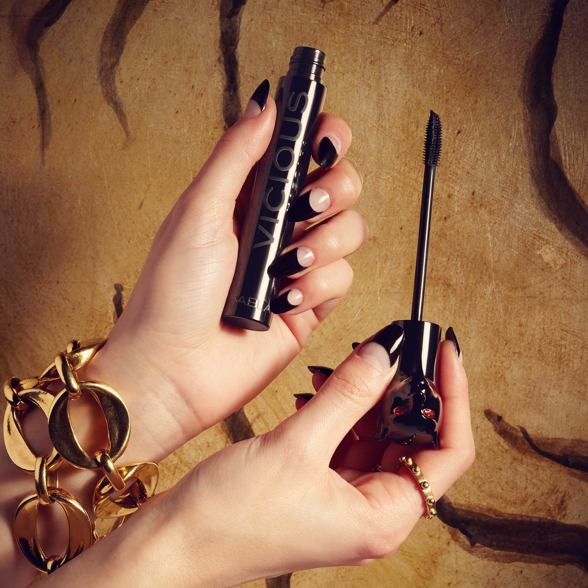 nabla-cosmetics-vicious-mascara-extra-volume image 6