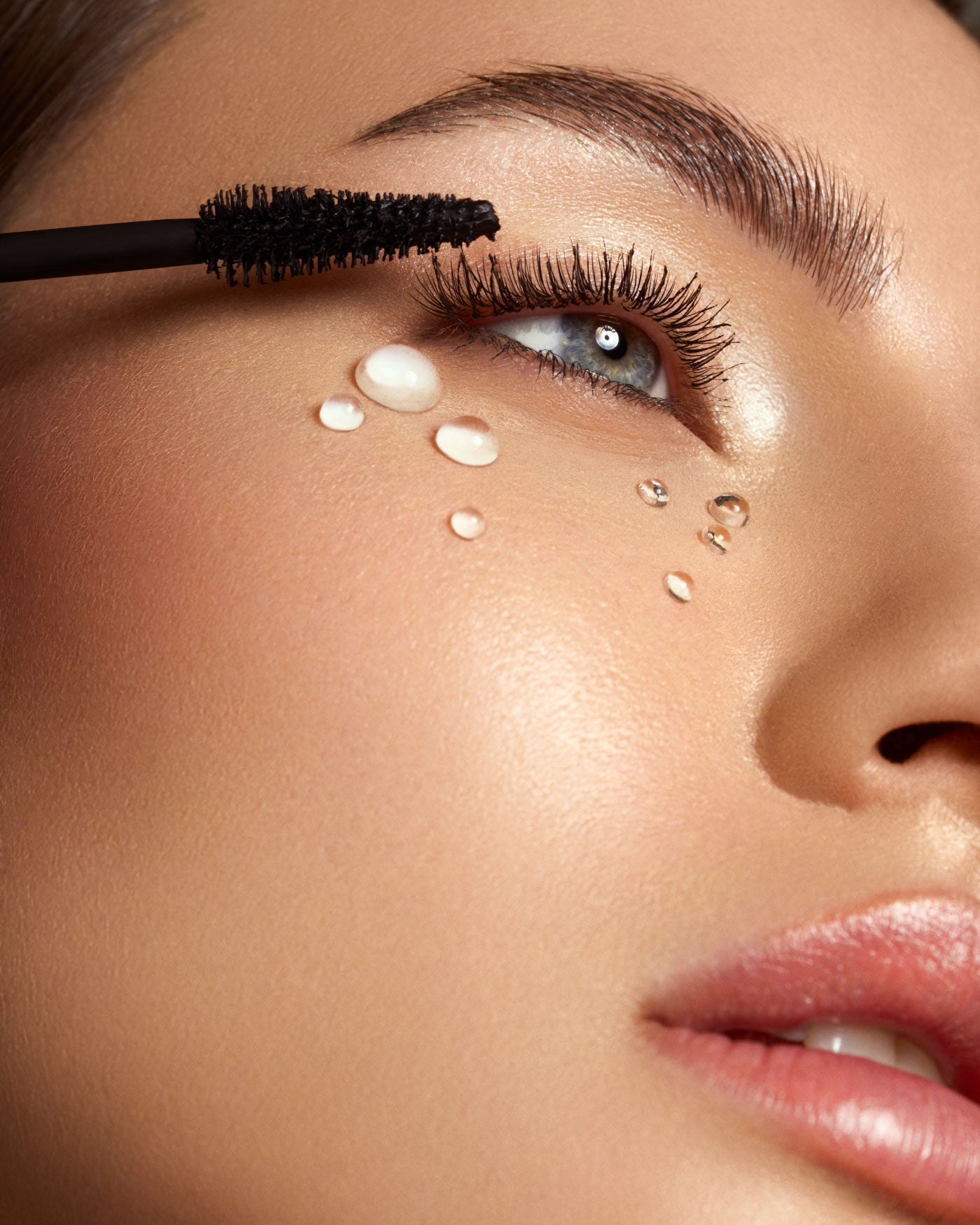 astra-make-up-subliminal-x-volume-mascara-waterproof-nero image 2