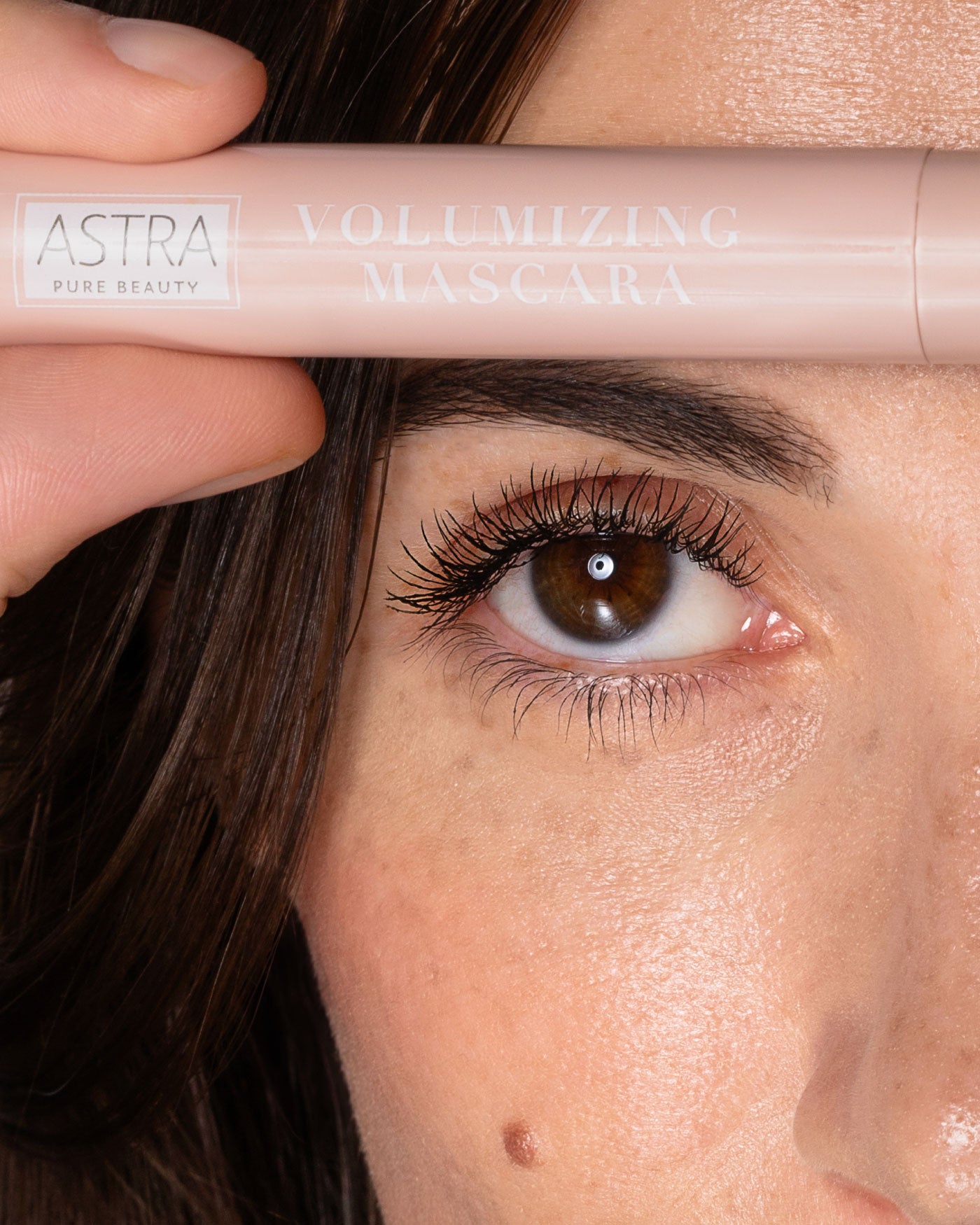 astra-make-up-pure-beauty-volumizing-mascara-mascara-volumizzante-naturale-nero image 2