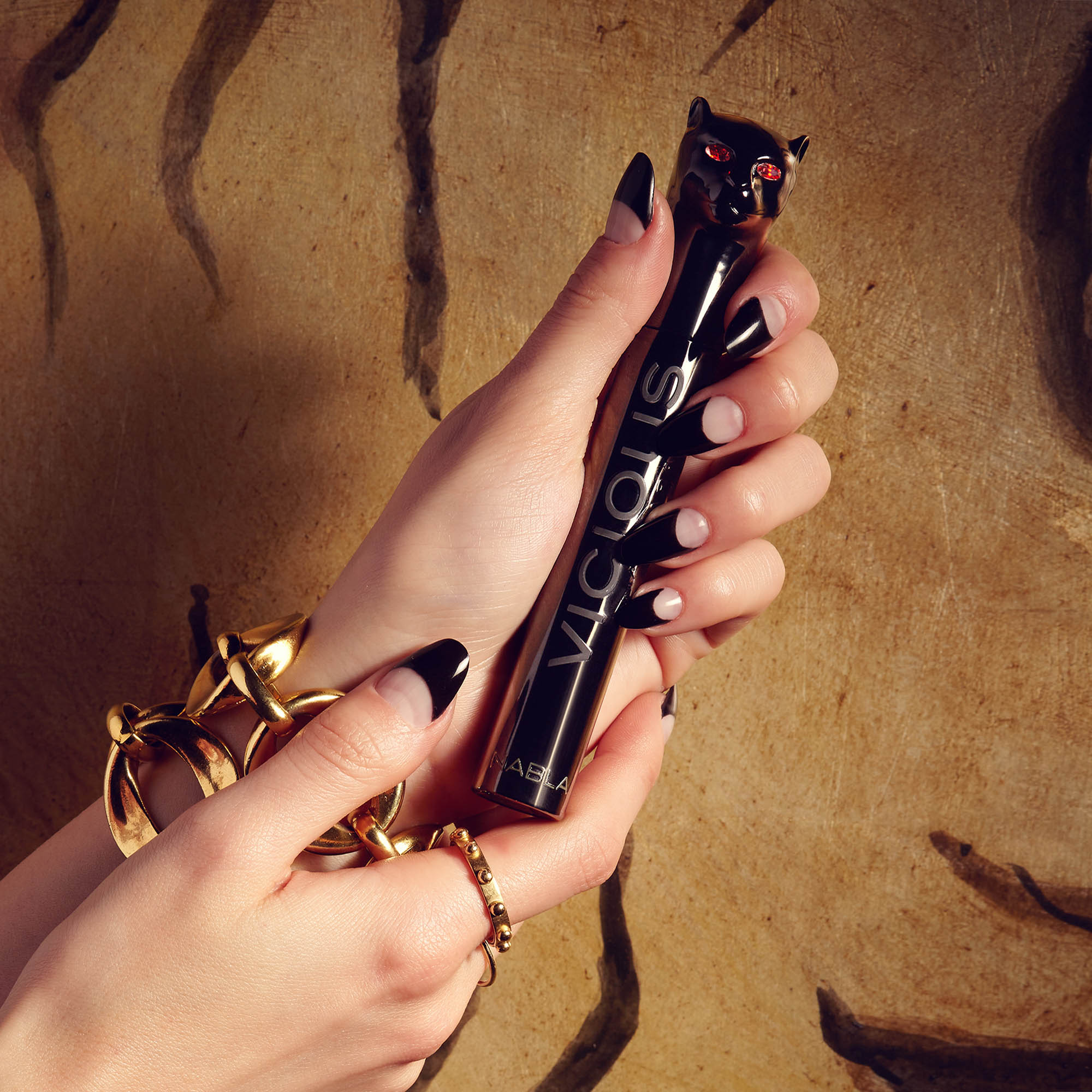 nabla-cosmetics-vicious-mascara-extra-volume image 5