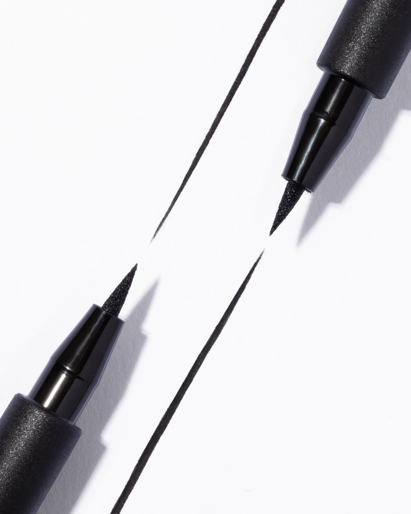 astra-make-up-12h-pen-eyeliner-eyeliner-nero-in-penna-lunga-durata image 3