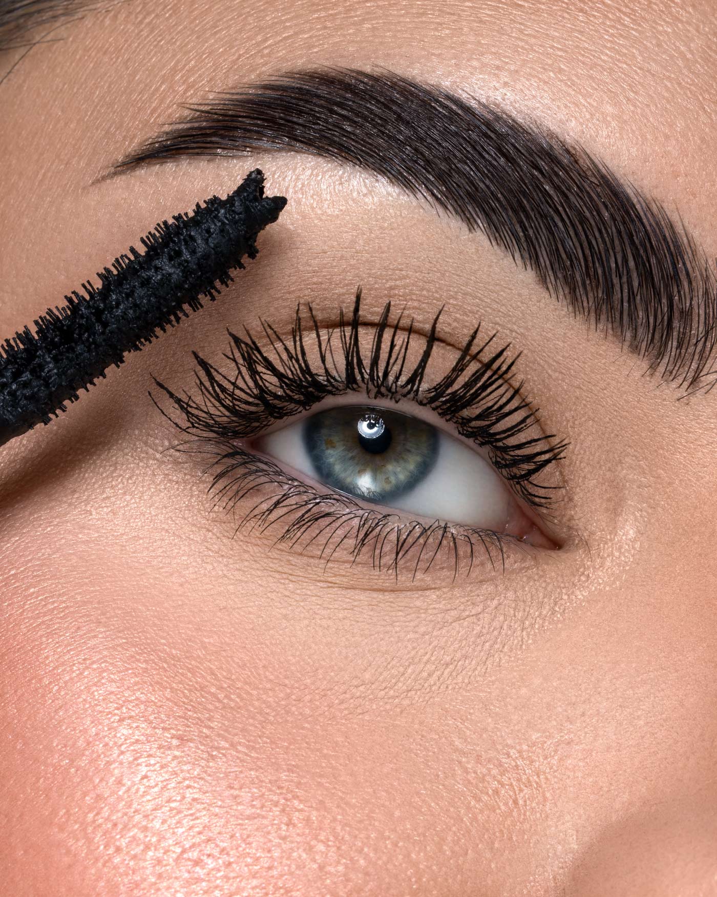 astra-make-up-the-universal-volume-mascara-24h-mascara-volumizzante-allungante image 2