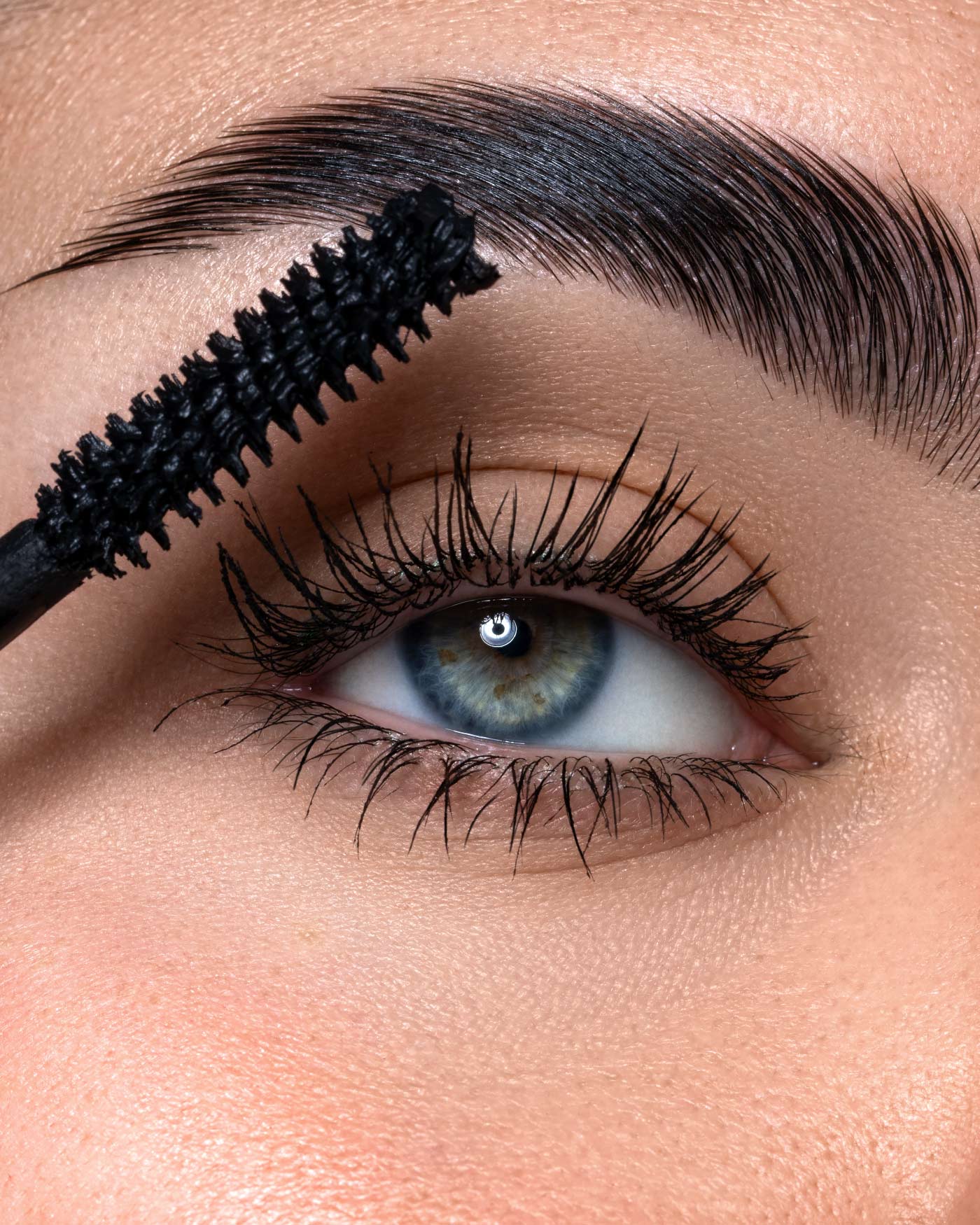 astra-make-up-the-universal-volume-mascara-waterproof-mascara-volumizzante image 2