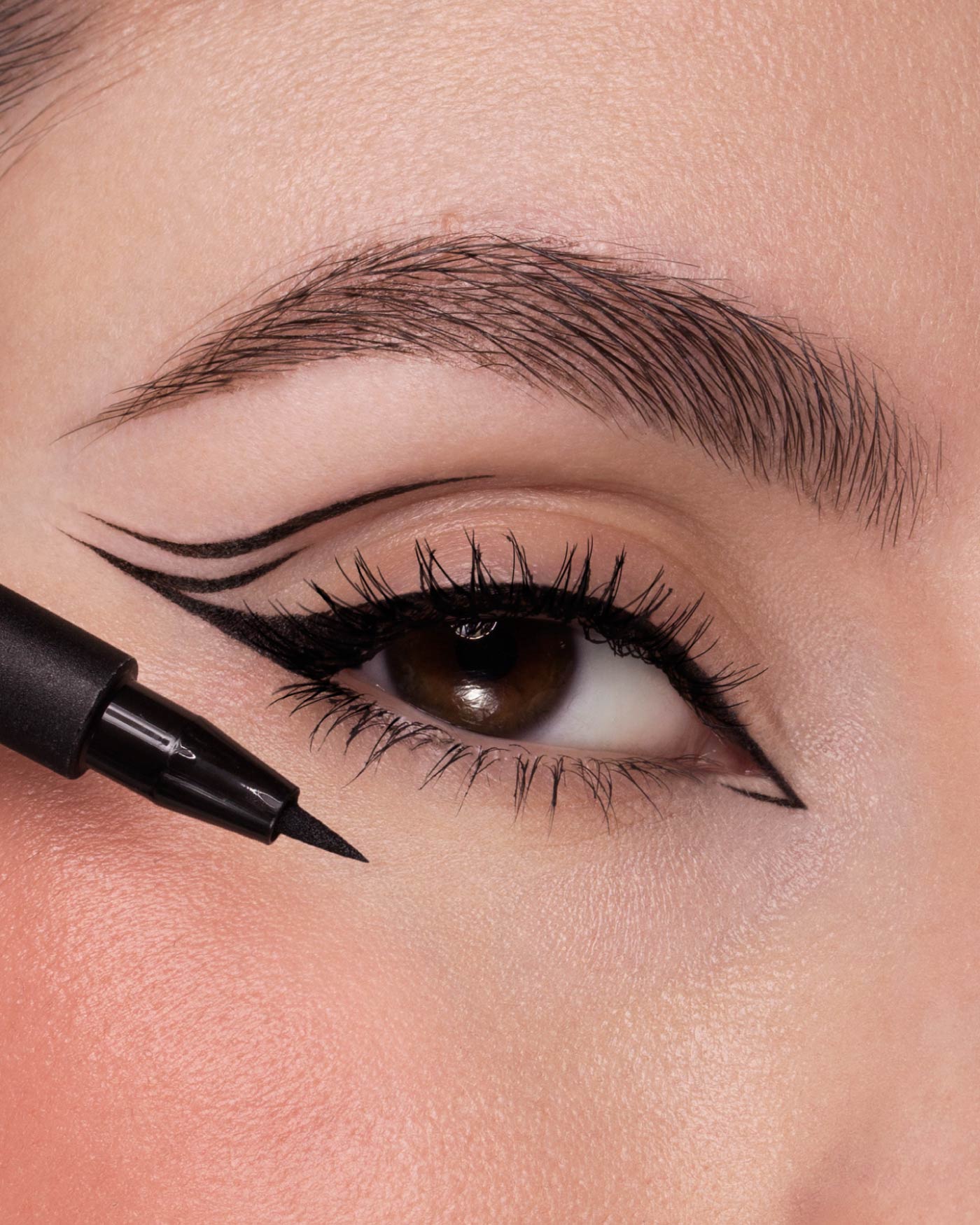 astra-make-up-12h-pen-eyeliner-eyeliner-nero-in-penna-lunga-durata image 2