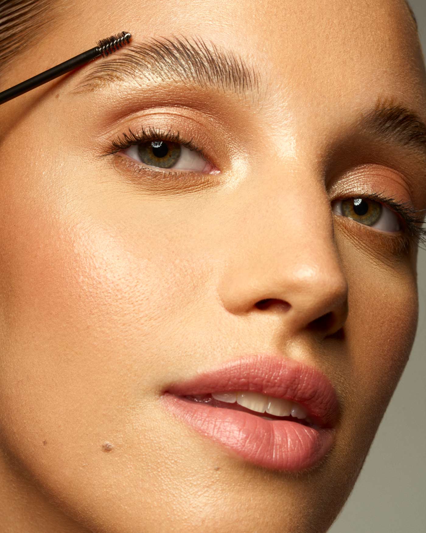 astra-make-up-geisha-brows-tinted-fixing-mascara-mascara-sopracciglia-definite image 6
