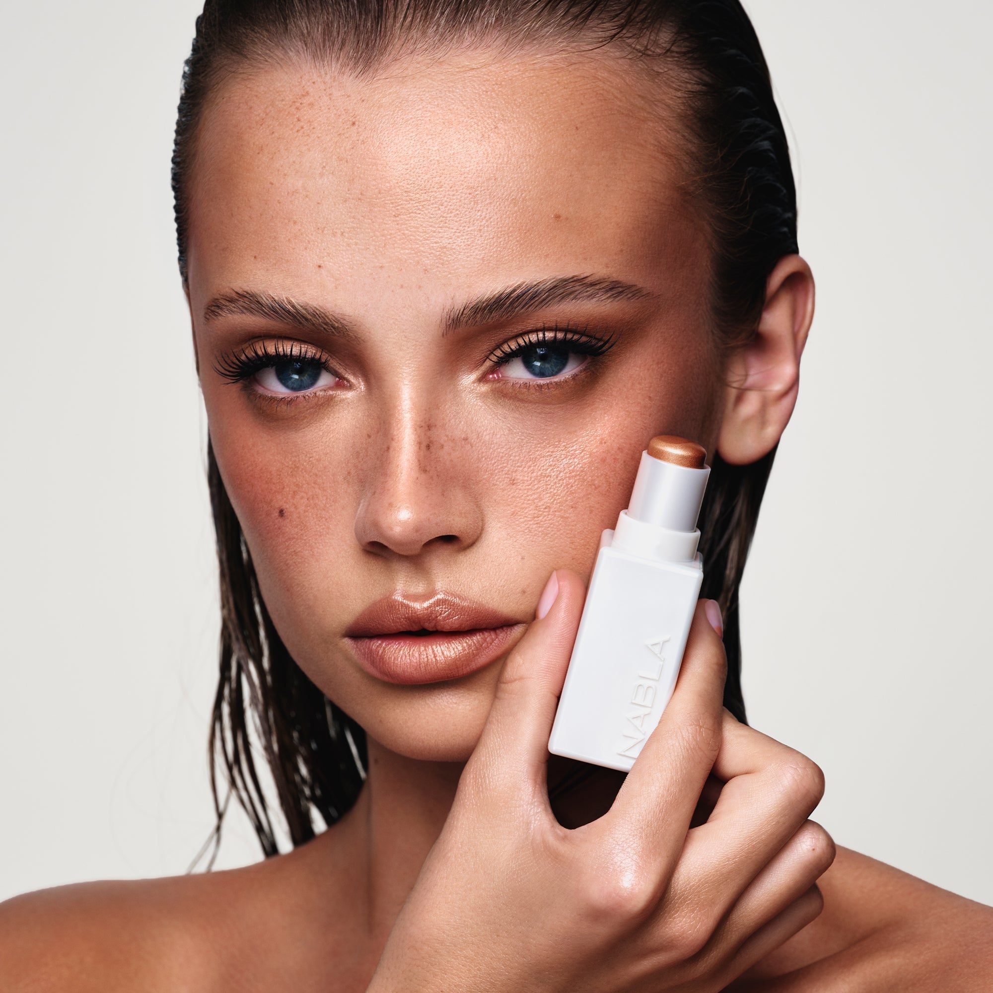 nabla-cosmetics-art-of-skin-glazing-stick-illuminante-stick-effetto-glass-skin image 7