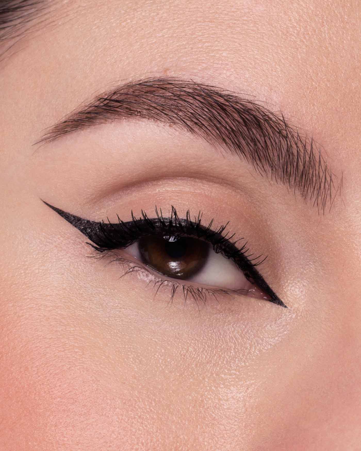 astra-make-up-vinyl-black-eyeliner-eyeliner-vinilico-intenso-extra-brillante image 2